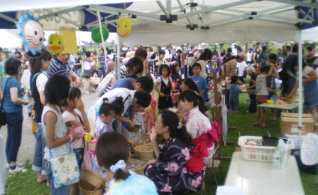 賑わっている模擬店のようす