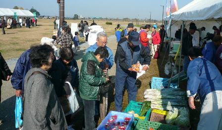 賑わう野菜の販売会場