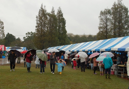 降りしきる雨の中、多くの方にお越しいただいた会場内イベント